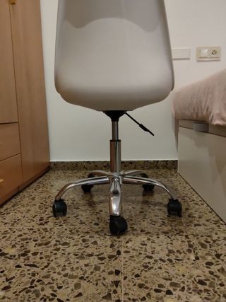 Silla de escritorio blanca.
