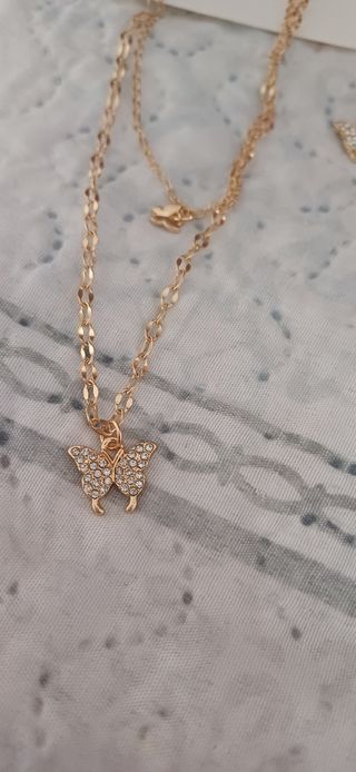 Collar doble y pendientes mariposa dorados