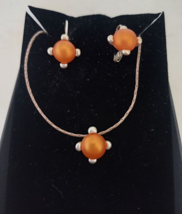 Cadena de plata con colgante  y pendientes.