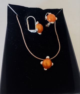 Cadena de plata con colgante  y pendientes.