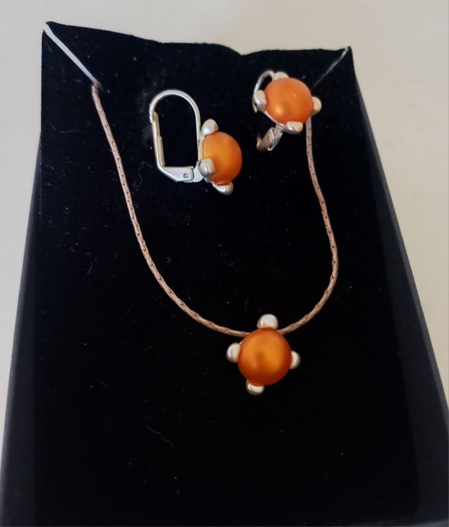 Cadena de plata con colgante  y pendientes.