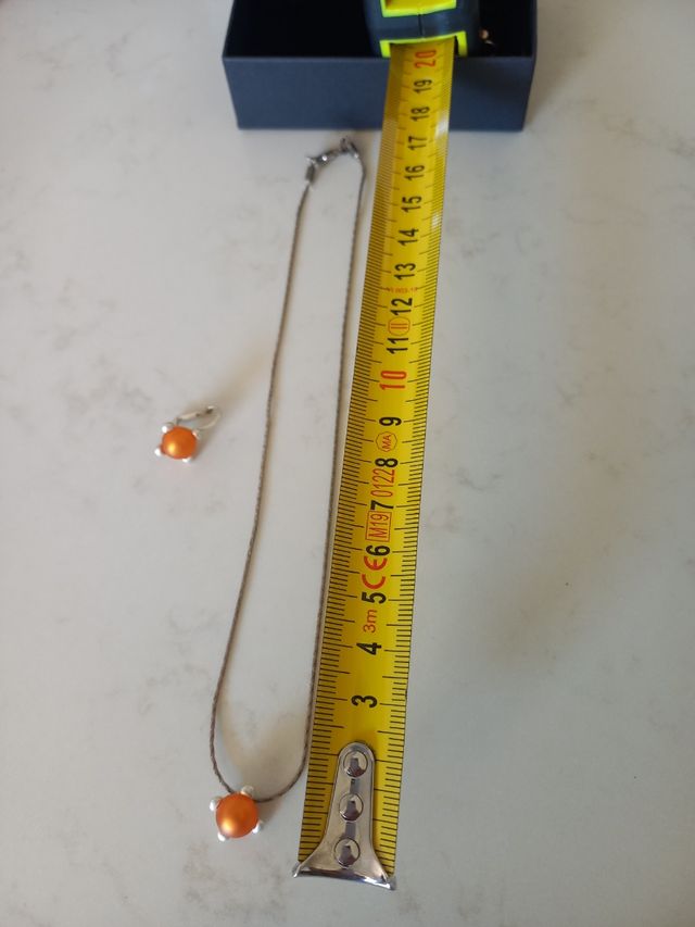 Cadena de plata con colgante  y pendientes.