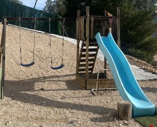 Columpios y tobogán de madera para parque infantil