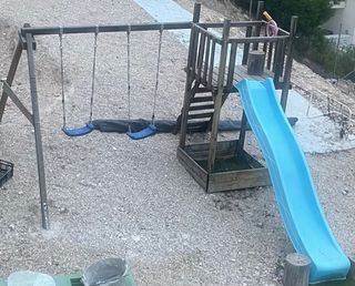 Columpios y tobogán de madera para parque infantil