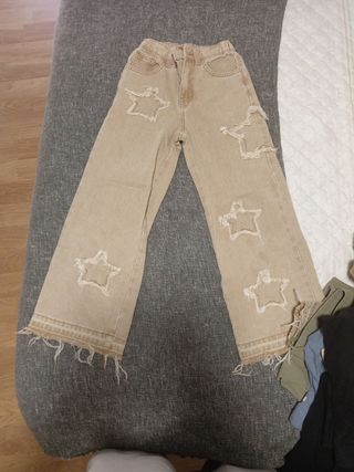 Pantalón vaquero beige con estrellas