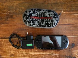 PSP Street con memory card, cargador y funda.