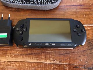 PSP Street con memory card, cargador y funda.