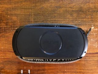 PSP Street con memory card, cargador y funda.