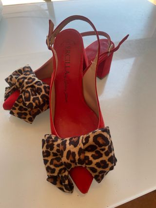 Sandalias rojas de piel con lazo