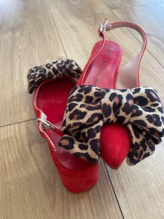 Sandalias rojas de piel con lazo