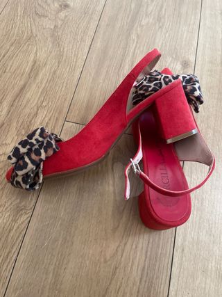 Sandalias rojas de piel con lazo