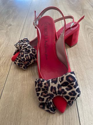 Sandalias rojas de piel con lazo