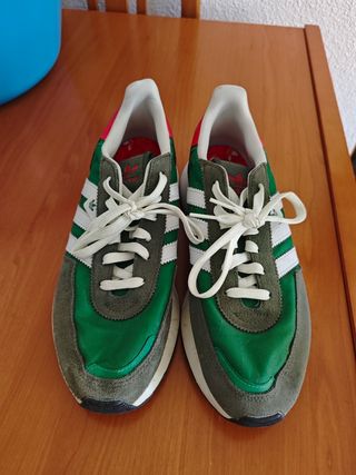Zapatillas Adidas casuales verdes y blancas
