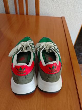 Zapatillas Adidas casuales verdes y blancas