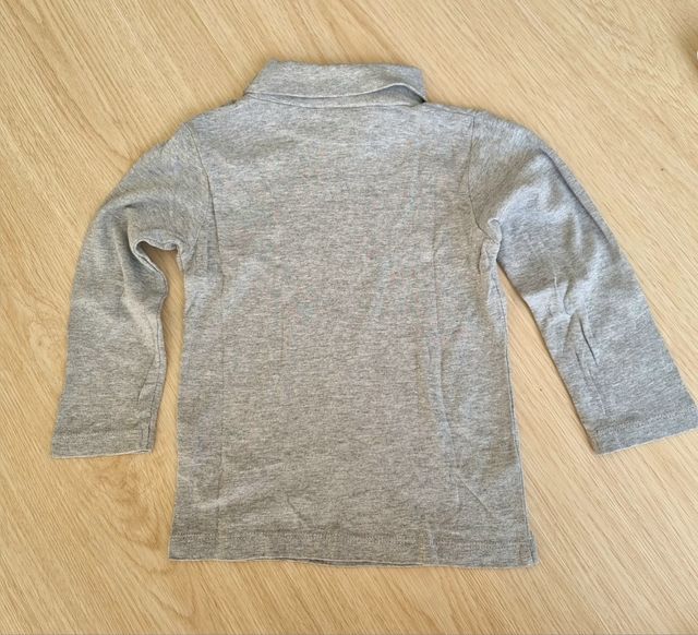 Camisa de cuello alto gris para niño
