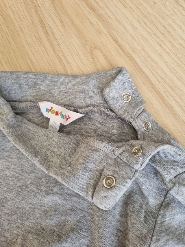 Camisa de cuello alto gris para niño