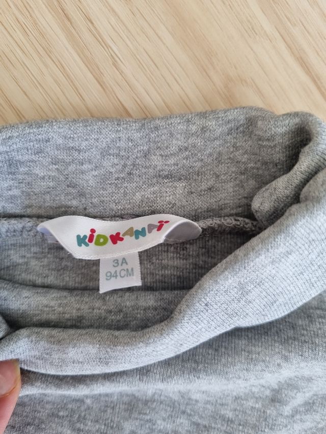 Camisa de cuello alto gris para niño