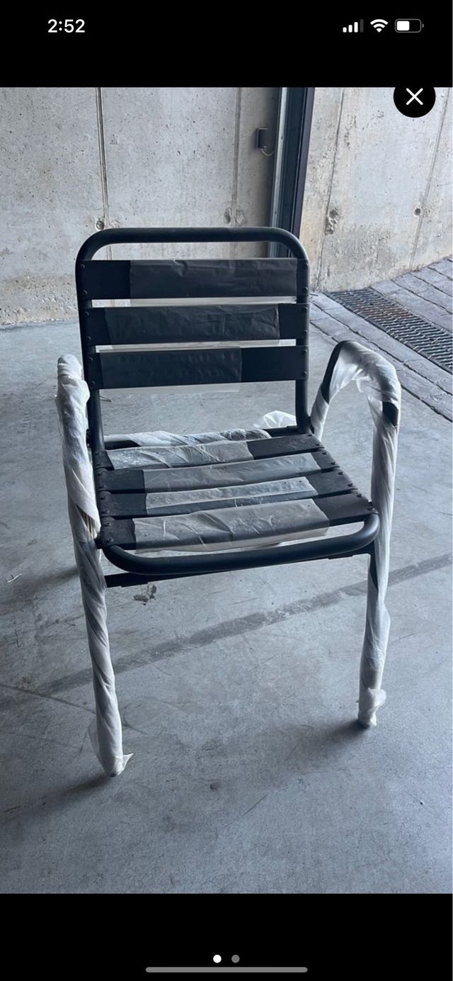 Silla de metal negra