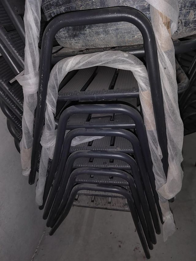 Silla de metal negra