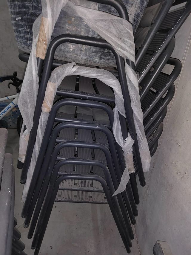 Silla de metal negra