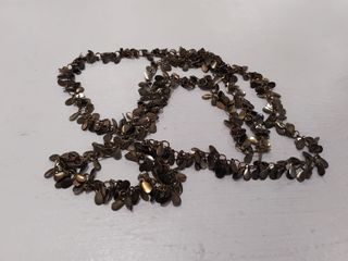 Collar largo con colgantes dorados