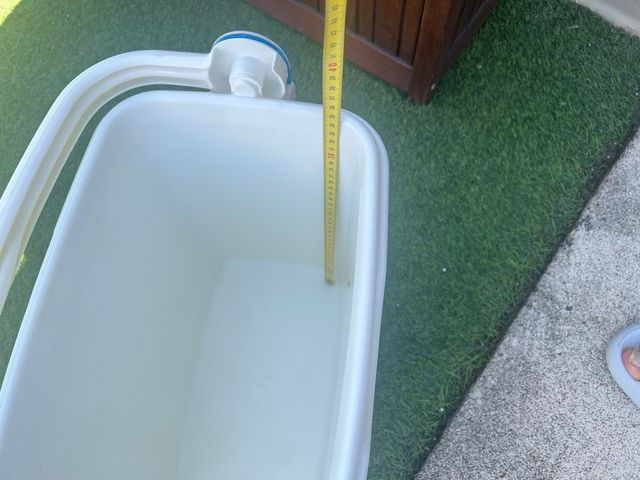 Nevera portátil azul y blanca.