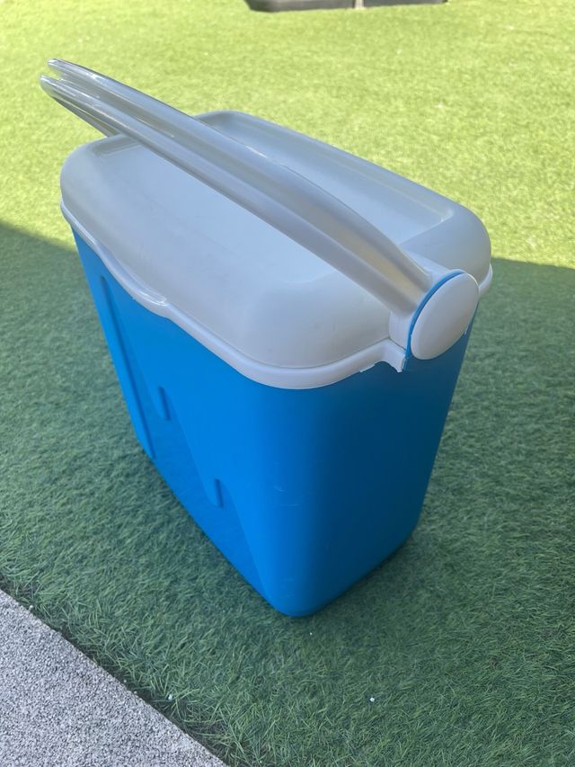 Nevera portátil azul y blanca.