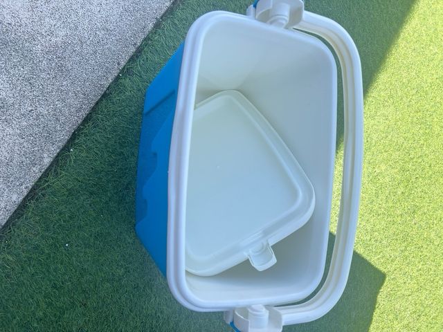 Nevera portátil azul y blanca.