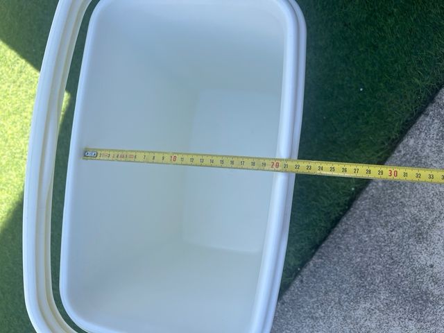 Nevera portátil azul y blanca.