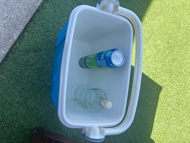 Nevera portátil azul y blanca.