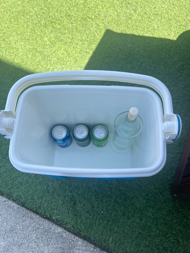 Nevera portátil azul y blanca.