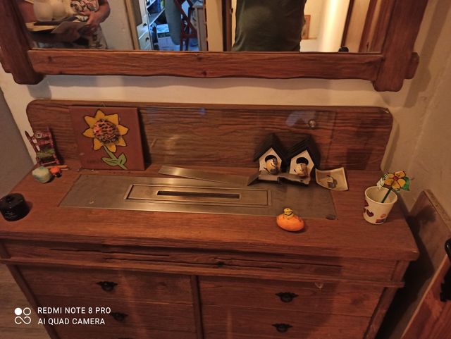 Cómoda de diseño con chimenea y espejo