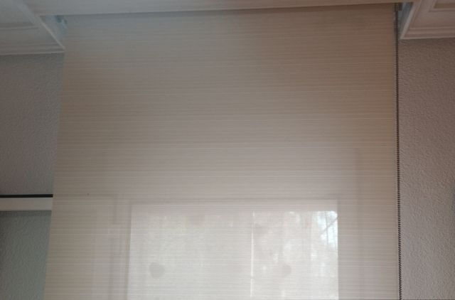 Estor enrollable beige y blanco