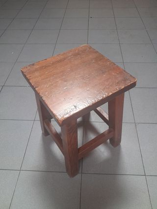  Taburete de madera maciza. Tengo 15 disponibles 