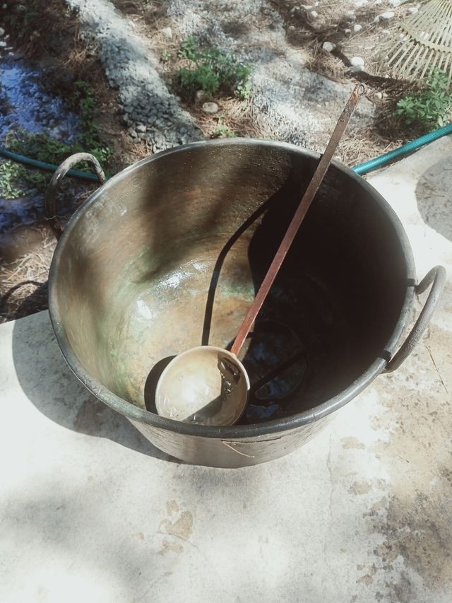 Caldero antiguo de cobre con cazo
