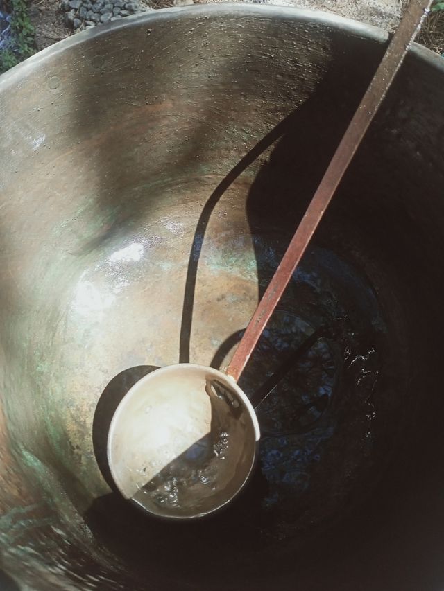 Caldero antiguo de cobre con cazo