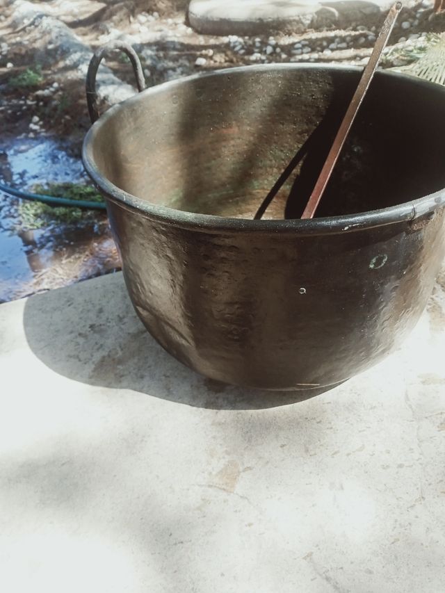 Caldero antiguo de cobre con cazo