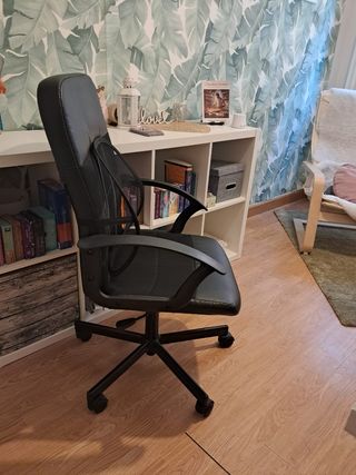 Silla de oficina ergonómica negra