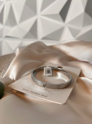 Pulsera plateada con corazones y cristales