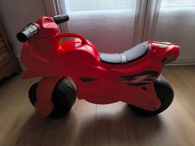 Moto correpasillos roja