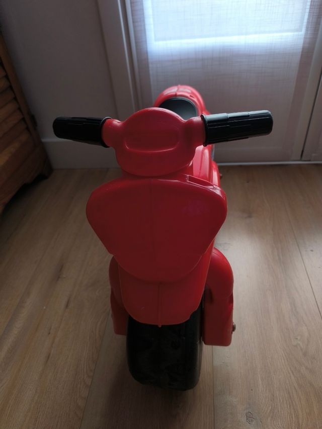 Moto correpasillos roja