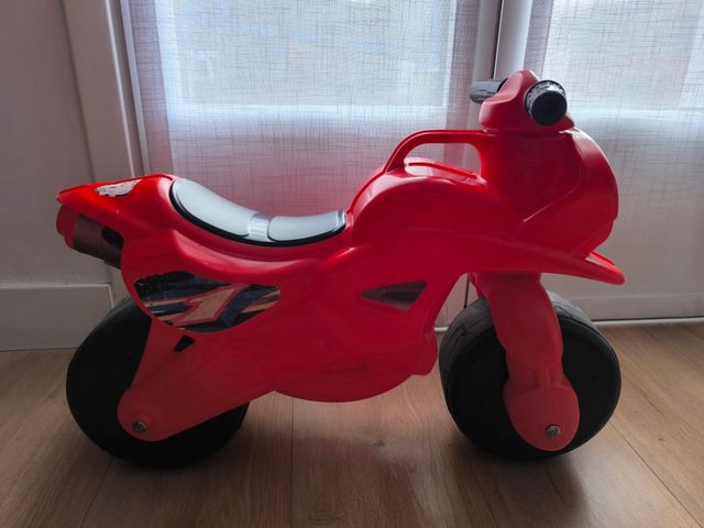 Moto correpasillos roja