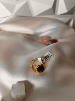 Anillo ajustable dorado con piedra negra