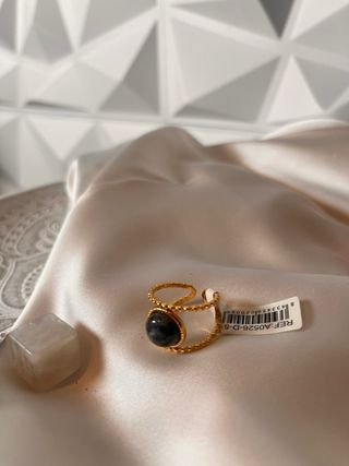 Anillo ajustable dorado con piedra negra