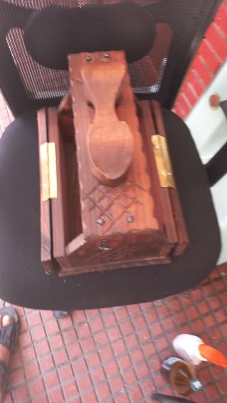 Zapatero antiguo de madera tallada