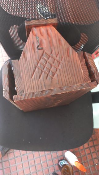 Zapatero antiguo de madera tallada