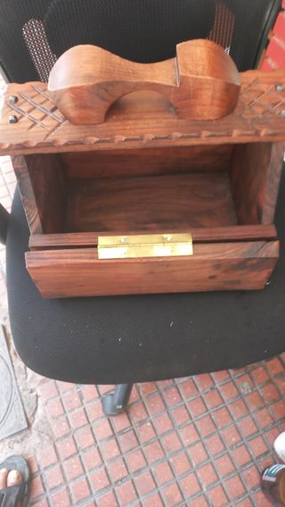 Zapatero antiguo de madera tallada