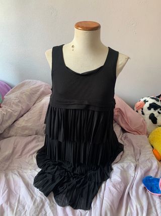 Vestido negro con volantes