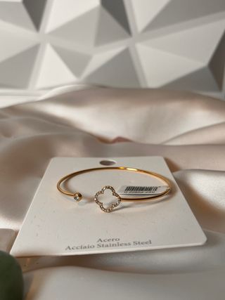 Pulsera dorada con trébol y circonitas