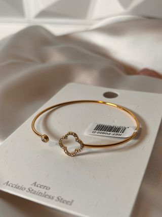 Pulsera dorada con trébol y circonitas